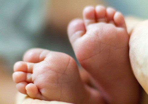 Qanada anası tərəfindən torpağa diri-diri basdırılan körpə 6 saat sonra sağ tapılıb