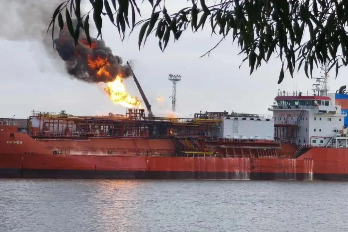 Qara dənizdə Türkiyə bayrağı altında üzən gəmi vuruldu