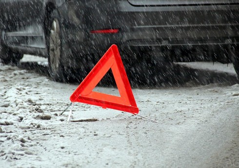 Qarlı hava şəraiti Abşeronda yol qəzasına səbəb olub, xəsarət alanlar var