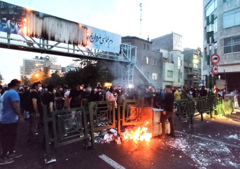 Qatilə çevrilən Tehran hakimiyyəti - arzuları gözündə qalan gənc Ayların ölümü - ŞƏRH