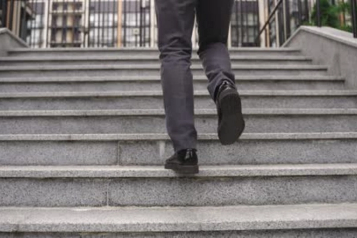 Qaxda kişi restoranda pilləkəndən yıxılaraq ölüb