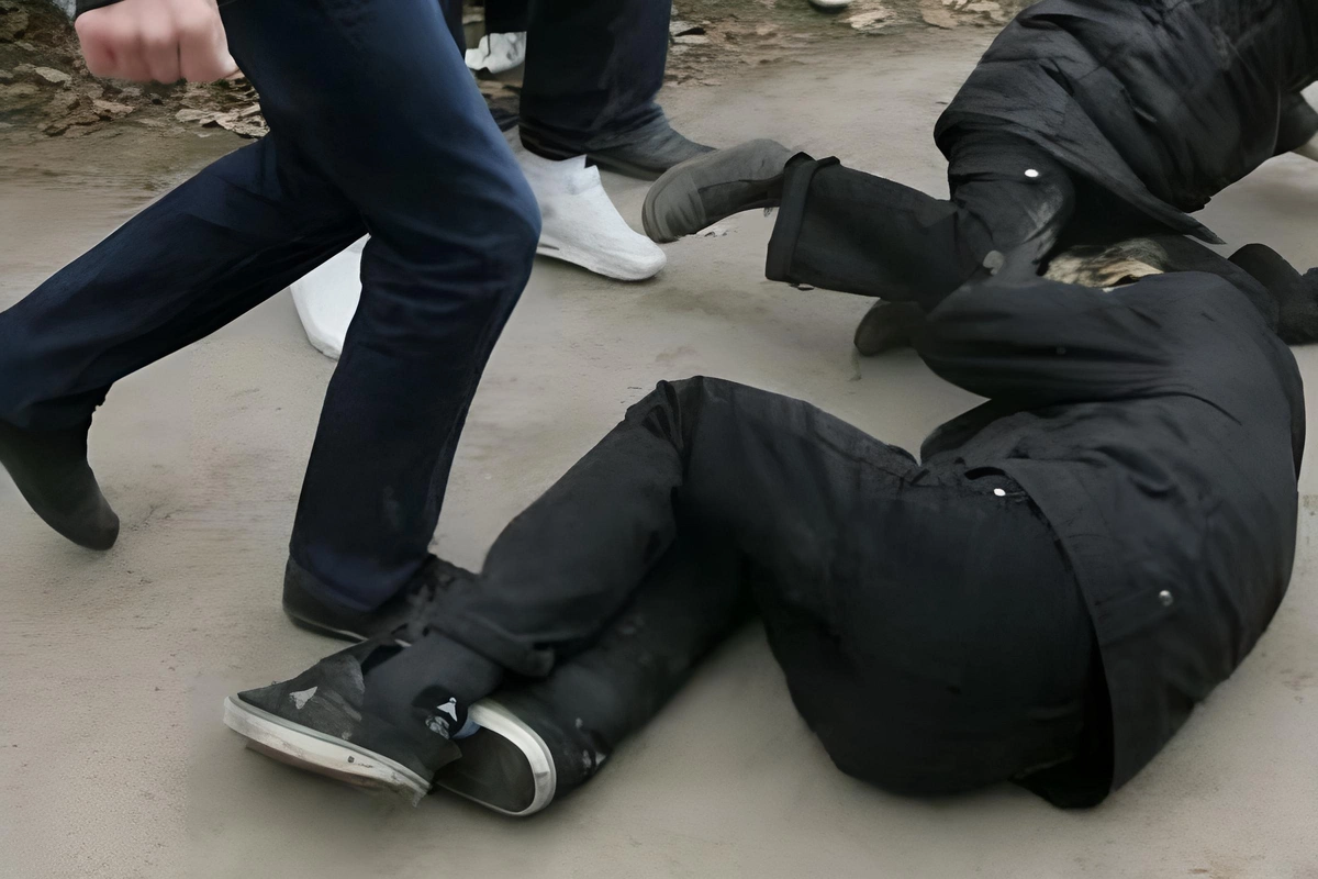 Qayınata təpiklə vurub kürəkəninin bağırsağını partlatdı