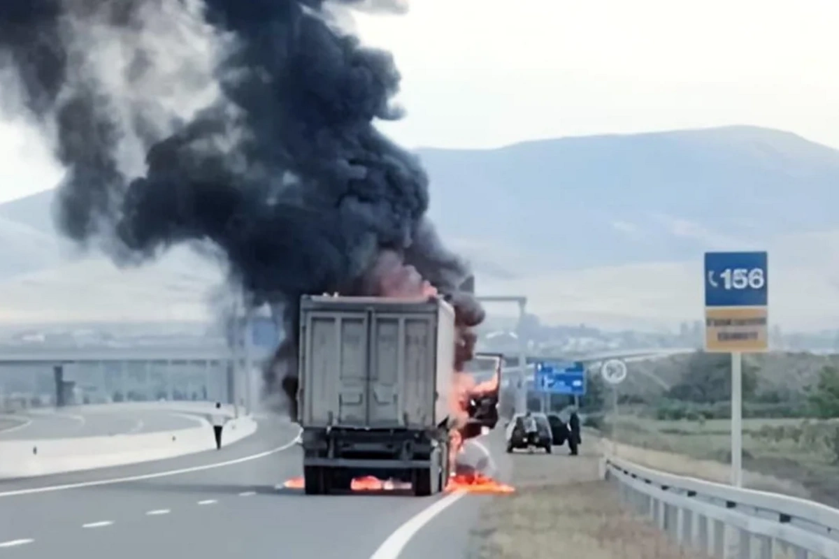 Qazaxda TIR yandı