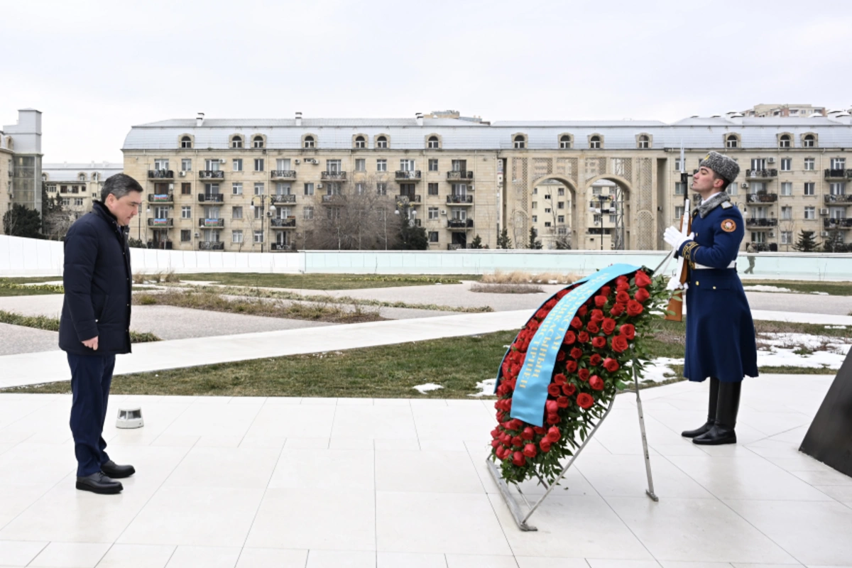 Qazaxıstanın Baş naziri Oljas Bektenov Bakıda Zəfər parkını ziyarət edib Qazaxıstanın Baş naziri Oljas Bektenov Bakıda Zəfər parkını ziyarət edib