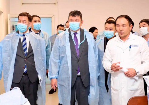 Qazaxıstan baş nazirinin müavini təyyarə qəzasında yaralanan sərnişinlərə baş çəkib