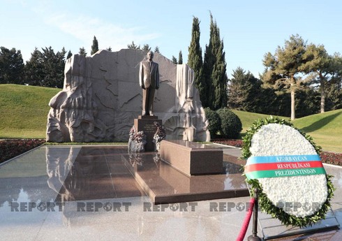 Qazaxıstan Prezidenti ulu öndər Heydər Əliyevin məzarını ziyarət edib