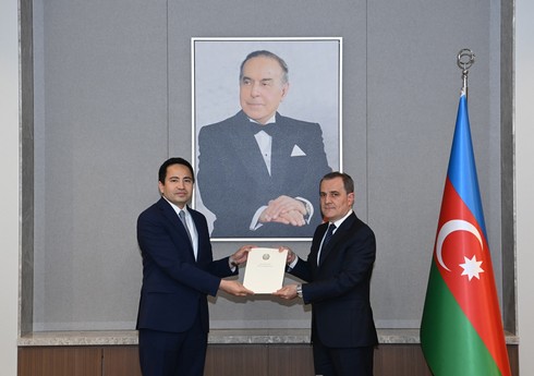 Qazaxıstanın yeni səfiri etimadnaməsinin surətini Ceyhun Bayramova təqdim edib