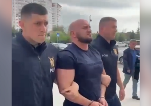 Qazinin çənəsini sındırmaqda təqsirləndirilən idmançının məhkəməsi başlayıb