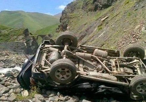 Qəbələdə avtomobil dərəyə aşıb, ölən və xəsarət alan var