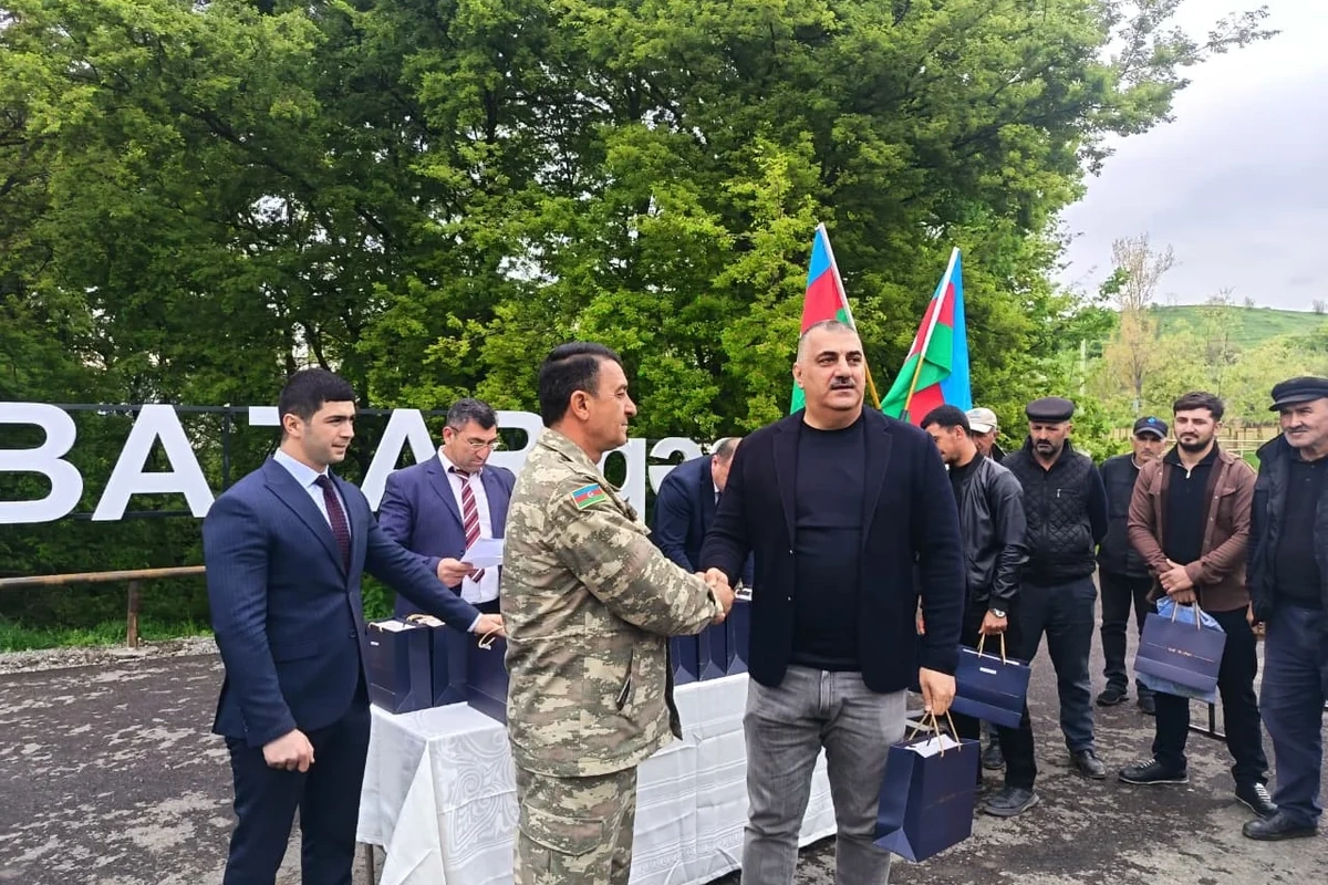 Qırmızı Bazar qəsəbəsinə çatan növbəti 16 ailəyə mənzillərin açarları təqdim olunub