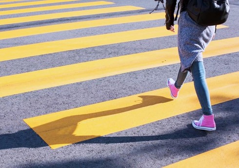 Qobuda avtomobillə vurulan gənc qız ağır xəsarət alıb