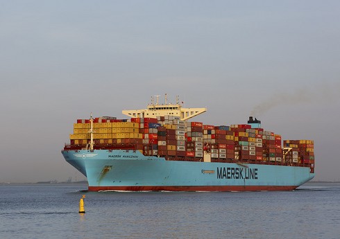 Qırmızı dənizdə “Maersk” şirkətinin konteyner gəmisi raketlə vurulub