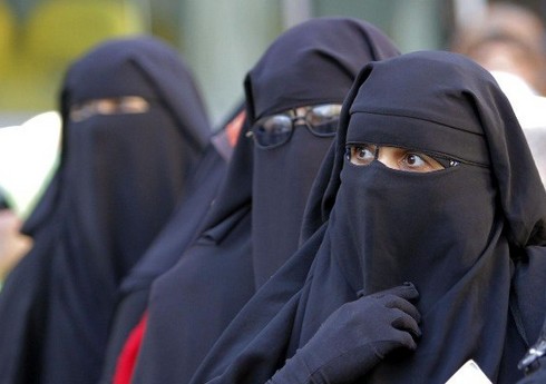 Qırğızıstanda ictimai yerlərdə üzü örtən geyimlər qadağan edilib