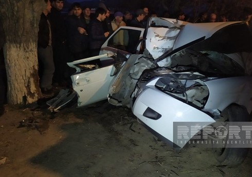 Qubada minik avtomobili ağaca çırpılıb, xəsarət alanlar var