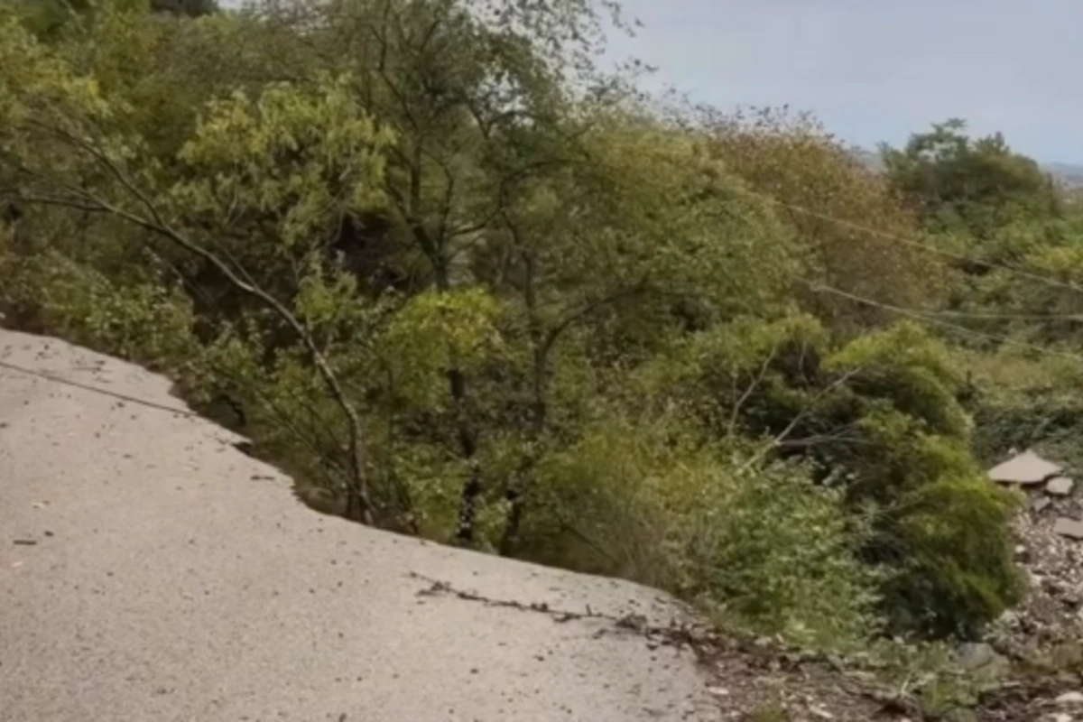 Qubada yol tamamilə çökdü