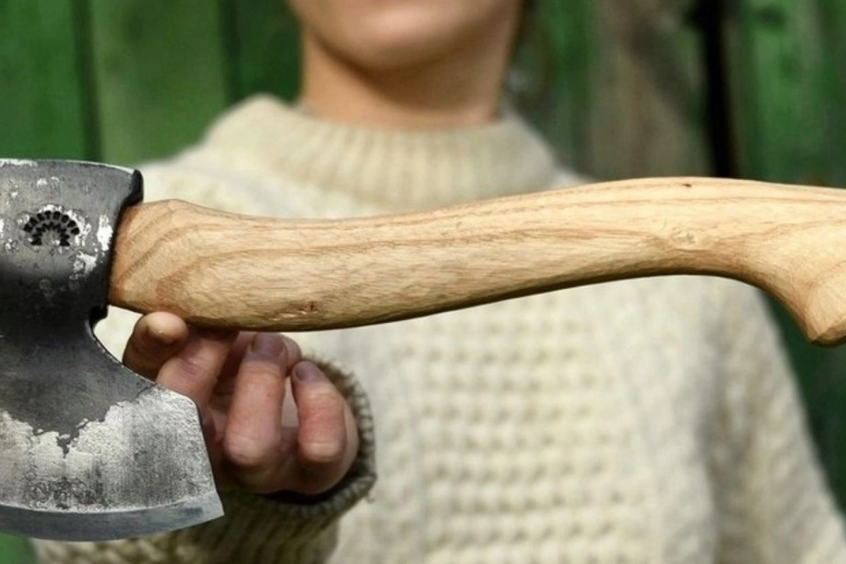 Qusarda baltalanan qadın Bakıya köçürüldü, vəziyyəti ağırdır