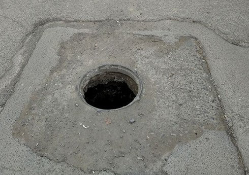 Ramanada gənc kanalizasiya qovşağına yıxılaraq xəsarət alıb