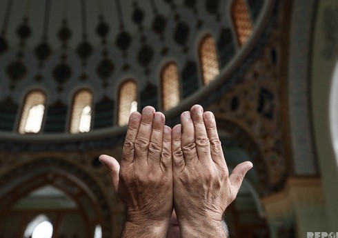 Ramazan ayının başa çatması münasibətilə Təzəpir məscidində bayram namazı qılınıb