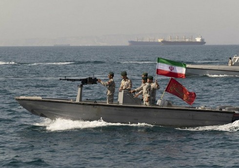İran patrul qayığı ABŞ Hərbi Dəniz Qüvvələrinin gəmilərinə təhlükəli məsafədə yaxınlaşıb