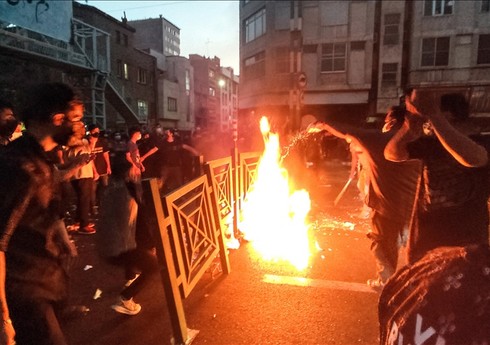 İranda etiraz aksiyaları davam edir, Qasım Süleymaninin baneri yandırılıb - İCMAL