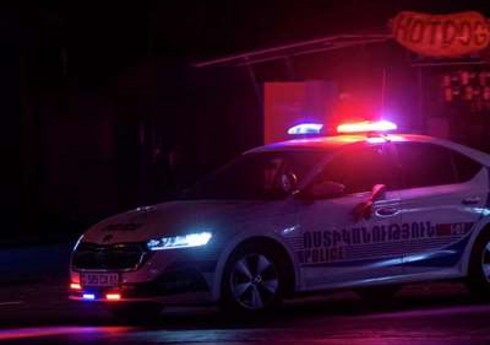 İrəvanda hökumət rəsmilərinin evləri yaxınlığında polisə bomba atılıb