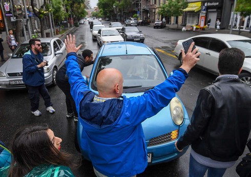 İrəvanda Paşinyanın istefası tələbi ilə etiraz aksiyaları başlayıb