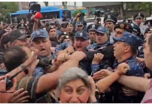 İrəvanda polislərlə vətəndaşlar arasında toqquşma baş verib - YENİLƏNİB