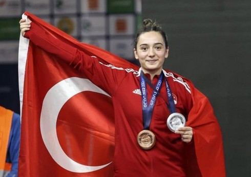 İrəvanda qızıl medal qazanan atlet: 