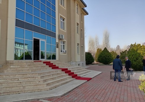 Rüşvətlə malların gömrükdən keçirilməsinə şərait yaratmaqda ittiham olunan vəzifəli şəxslərin məhkəməsi başlayıb