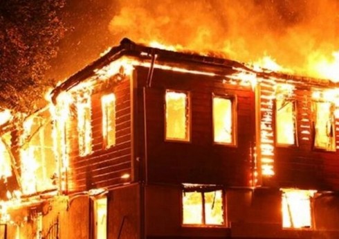 Sabirabadda fərdi yaşayış evi yanaraq külə dönüb