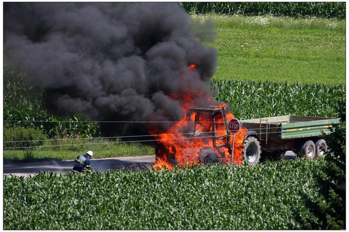 Sabirabadda traktor yanıb
