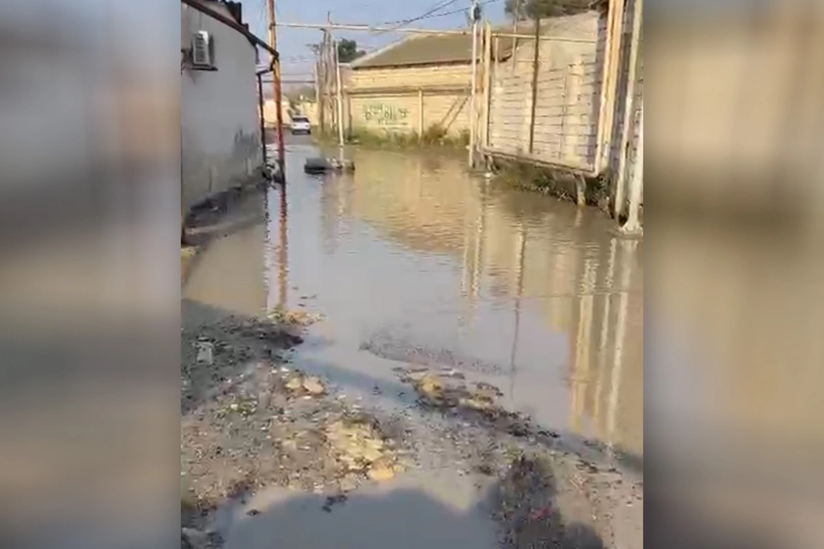 Sabunçuda kanalizasiya borusu partladı - Küçəni çirkab su basdı