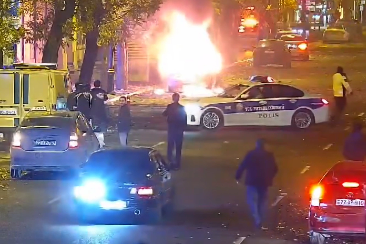 Sahil bağının yaxınlığında maşın yandı