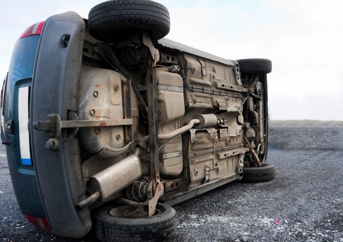 Salyanda avtomobil aşıb, xəsarət alan var