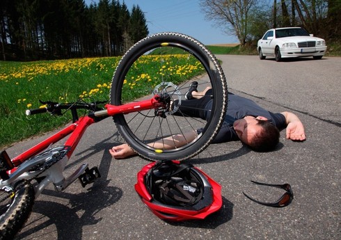 Salyanda avtomobil velosipedçini vuraraq öldürüb