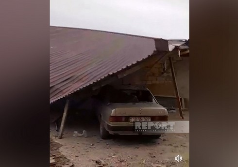 Salyanda güclü külək yaşayış binasının dam örtüyünü uçurub