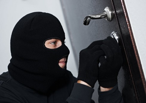 Salyanda maskalı şəxslər evlərə basqın edib