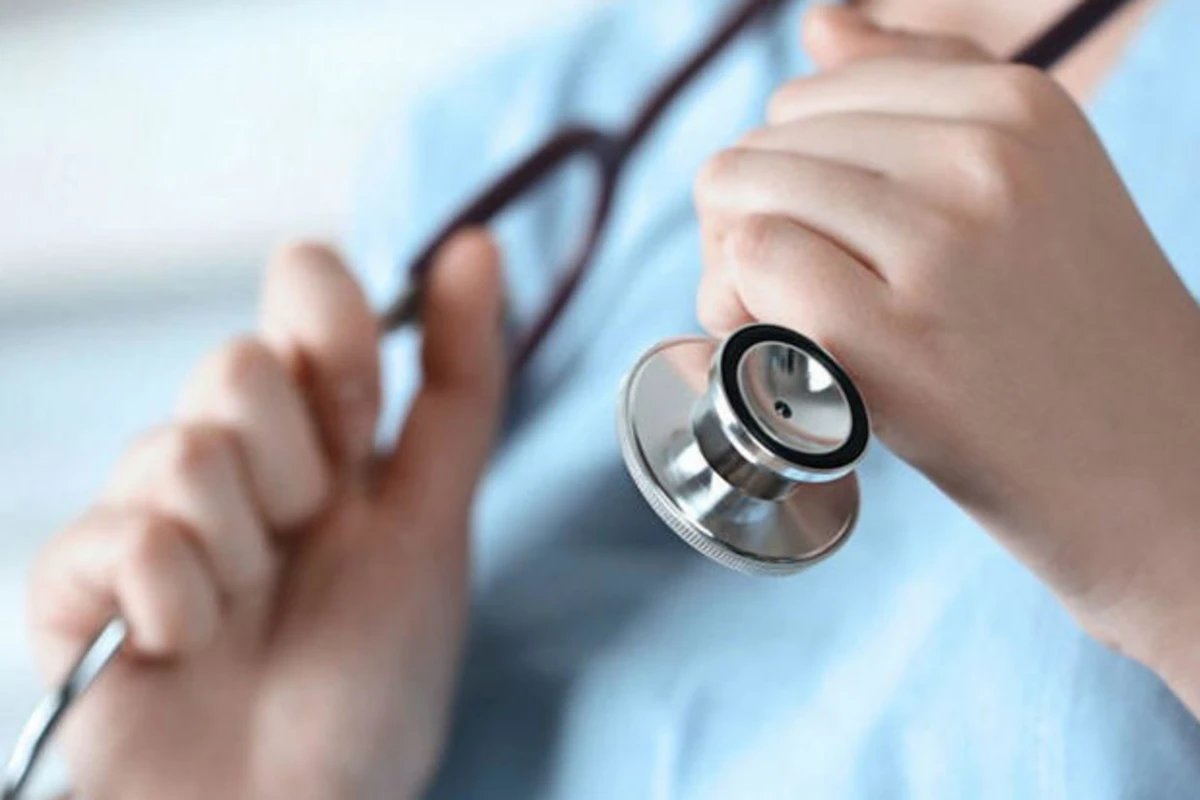 Saxtakarlıqda təqsirləndirilən sabiq baş həkimin apellasiya şikayətinə baxılıb