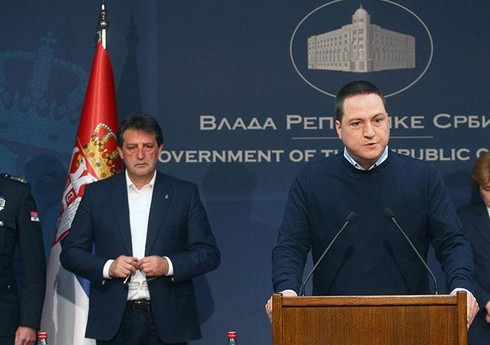 Serbiyada təhsil naziri məktəbə silahlı hücumdan sonra istefa verib Serbiyada təhsil naziri məktəbə silahlı hücumdan sonra istefa verib