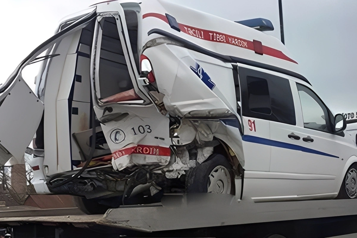 Şəmkirdə təcili yardım maşını körpüdən aşdı: Xəsarət alanlar var
