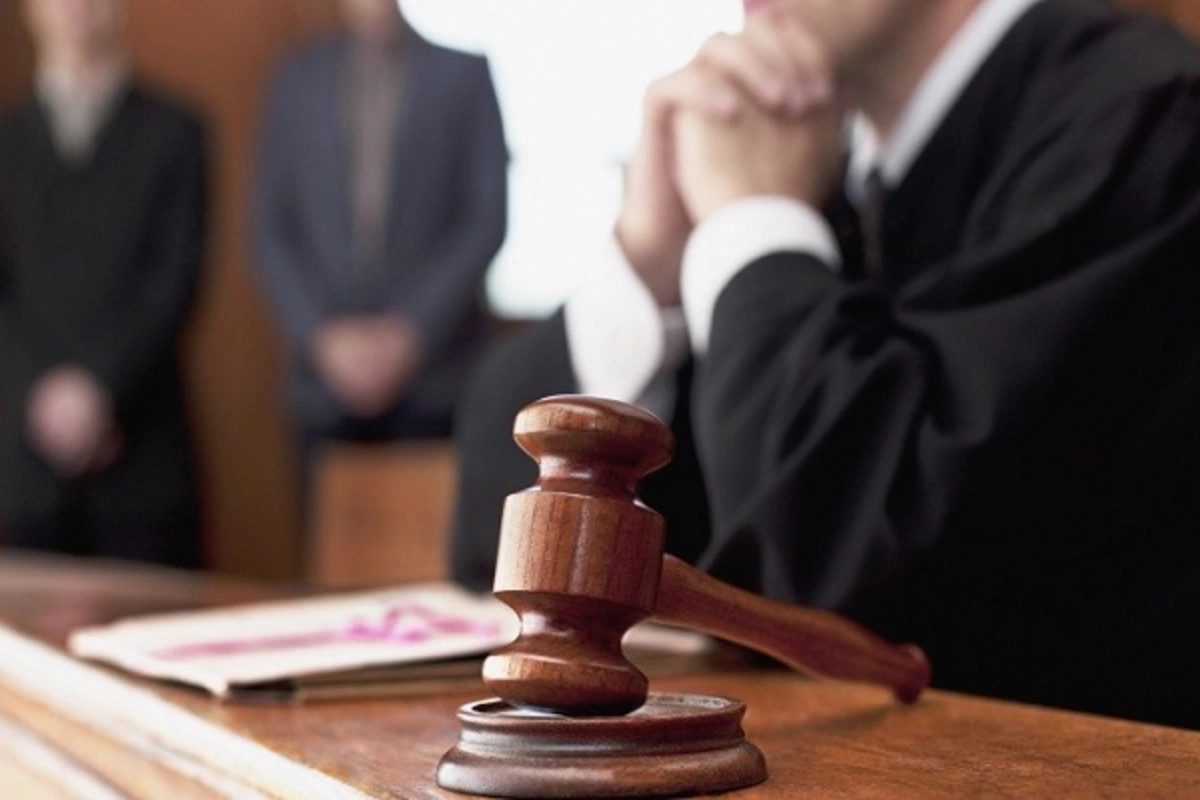 Şirkətin pulunu mənimsəyən ekspeditor məhkəmə zalında həbs edildi