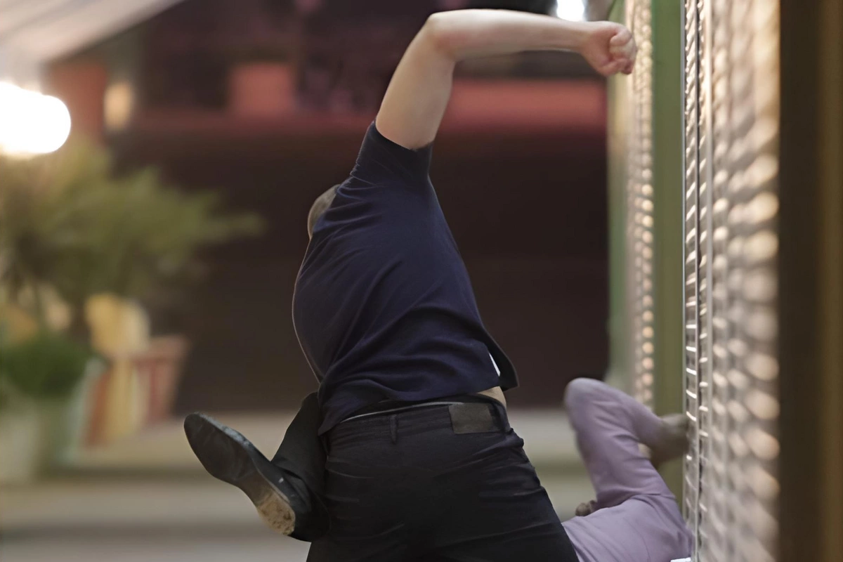 Siqaret çəkdiyinə görə oğlunu döyən ataya HÖKM OXUNDU