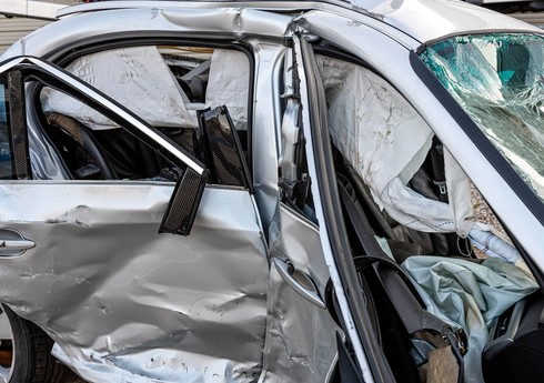 İsmayıllıda avtomobil dirəyə çırpılıb, xəsarət alanlar var