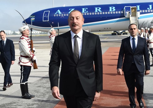 Sofiyada Prezident İlham Əliyevin rəsmi qarşılanma mərasimi olub Sofiyada Prezident İlham Əliyevin rəsmi qarşılanma mərasimi olub