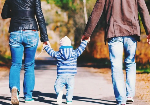 Son bir ildə Azərbaycanda 215 uşaq övladlığa götürülüb