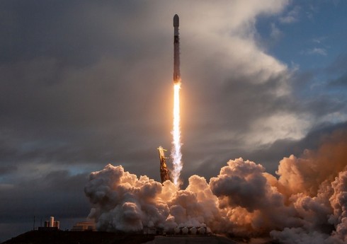 “SpaceX” kompaniyası daha 22 internet peykini orbitə çıxarıb