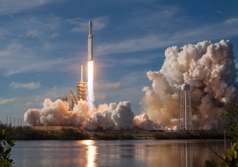 “SpaceX” növbəti internet peykləri qrupunu orbitə çıxarıb
