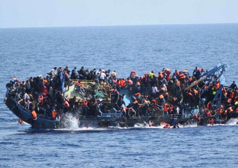 İspaniya xilasediciləri Afrikadan olan yüzə yaxın qanunsuz miqrantın olduğu qayığı saxlayıb