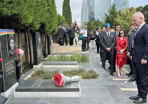İsrailin müdafiə naziri Şəhidlər xiyabanını və Milli Qəhrəman Albert Aqarunovun məzarını ziyarət edib