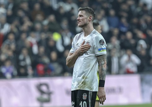 İstanbul nəhəngi 6 legioneri ilə vidalaşır